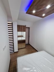 Ένα ή περισσότερα κρεβάτια σε δωμάτιο στο Borovi 2 Lux Apartment