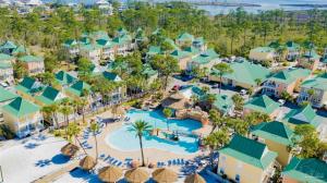 een luchtzicht op een resort met een zwembad bij Perdido Key Purple Parrot Resort in Perdido Key