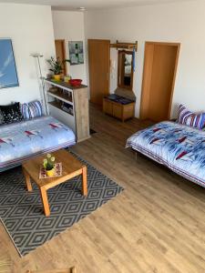 Sala de estar con 2 camas y mesa en Am Altstadt - Yachthafen en Greifswald