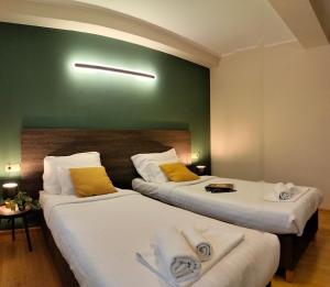 オストルフ・ビエルコポルスキにあるBankietowa Hotel & Restauracjaのホテルルーム内のベッド2台(タオル付)