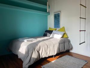 a bed in a room with a blue wall at Casa Almendra in Rosario
