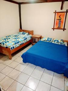 um quarto com duas camas num quarto em Se Ua em Manzanillo
