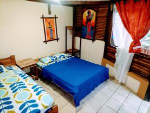 1 dormitorio con 2 camas y ventana en Se Ua, en Manzanillo