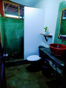 baño con lavabo y cuenco rojo en Se Ua, en Manzanillo