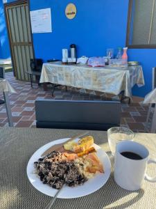 Matapalo的住宿－POSADA MIRADIA，桌上的盘子,加一杯咖啡