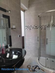 a bathroom with a sink and a shower at Résidence Ahitantsoa Majunga in Mahajanga