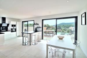 Kuchyň nebo kuchyňský kout v ubytování Villa PIETRA 300m de la plage de Favone Piscine privée chauffée