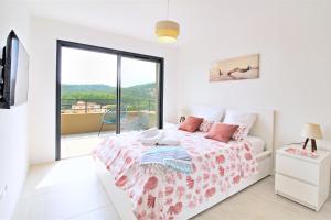 Postel nebo postele na pokoji v ubytování Villa PIETRA 300m de la plage de Favone Piscine privée chauffée + 10 fotografií