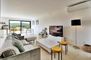 TV a/nebo společenská místnost v ubytování Villa PIETRA 300m de la plage de Favone Piscine privée chauffée