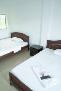 A bed or beds in a room at Luz de Luna Hostal