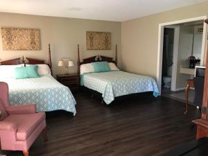A bed or beds in a room at Columbia Lakes Hotel & Conference Center