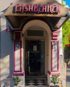 Hotel Nuevo CASABLANCA في سالتا: مدخل للمطعم مع وجود لافته على الباب