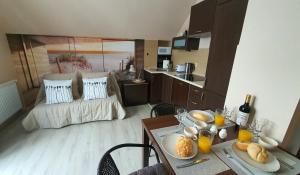 En eller flere senge i et værelse på Nadmorski Apartament Rodzinny + 17 billeder