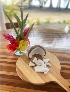 einen Holzlöffel auf einem Tisch neben einer Vase mit Blumen in der Unterkunft Casa Drago in Boca del Drago