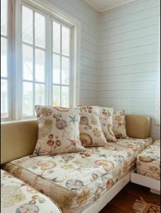 ein Sofa in einem Zimmer mit Fenster in der Unterkunft Casa Drago in Boca del Drago
