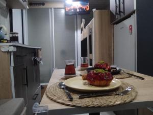 un bancone della cucina con un piatto di cibo sopra di Tak Tak Karavan kiralama hizmeti a Manavgat