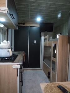 una piccola cucina con piano cottura e frigorifero di Tak Tak Karavan kiralama hizmeti a Manavgat