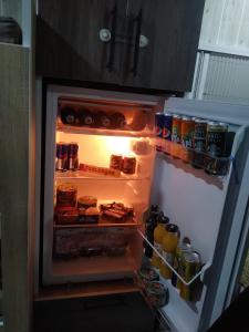 frigorifero con porta aperta con cibo e bevande di Tak Tak Karavan kiralama hizmeti a Manavgat