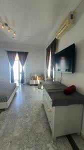 TV a/nebo společenská místnost v ubytování Riad VIP Bed & Breakfast