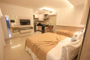 Habitación hospitalaria con 2 camas y TV en Residencial BoaVida, en Fortaleza