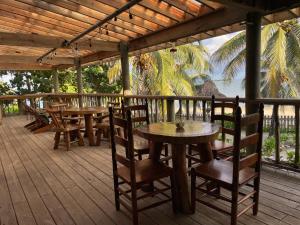eine Terrasse mit Tischen und Stühlen auf einer Terrasse in der Unterkunft Hotel Guanaja in Guanaja