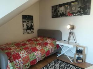a bedroom with a bed and a table with a lamp at Penthousewohnung 120 qm Innenstadt+ Dachterrasse in Bremen