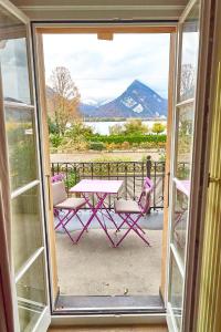 a table and chairs on a balcony with a view of a mountain at Doppelzimmer mit Terrasse in Därligen