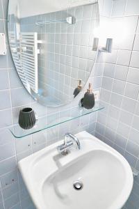 a bathroom with a sink and a mirror at Doppelzimmer mit Terrasse in Därligen