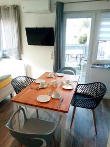mesa de comedor con sillas, mesa, mesa y silla en Ferienwohnungen Busch`s Gästehaus en Rust