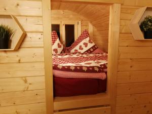 Posto letto in cabina di legno con finestra. di Peenehof Köppen - Schlaffässer Hannah oder Jette a Jördenstorf