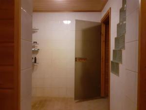 a bathroom with a shower with a glass door at Rauhallinen mökki in Lahti