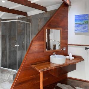 a bathroom with a sink and a shower at Samara Lodge in Vilanculos