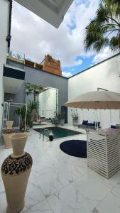 un patio con sombrilla y piscina en Riad VIP Bed & Breakfast, en Marrakech