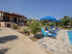 PangalochoriにあるModern Holiday Home in Sfakaki Crete with Swimming Poolのプールサイドの椅子とパラソルのグループ