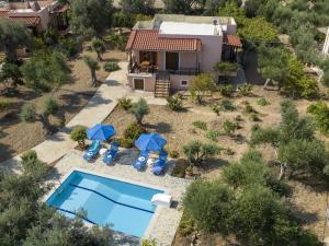 PangalochoriにあるModern Holiday Home in Sfakaki Crete with Swimming Poolのスイミングプール付きの家屋の空中ビュー
