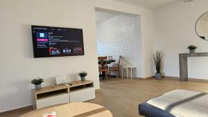 TV tai viihdekeskus majoituspaikassa STAY Sky Apartment