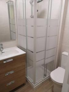 y baño con ducha, aseo y lavamanos. en Hostal Mari, alquiler habitación privada en hostal, 6 habitaciones cerca de la universidad y aeropuerto Norte, 3 baños compartidos en La Laguna