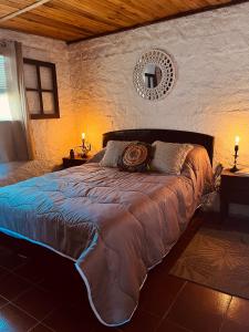 a bedroom with a large bed in a room at Recodo de mar in Aguas Dulces