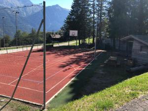 Tenis a/nebo squash v ubytování Chalet Mex 15 nebo okolí