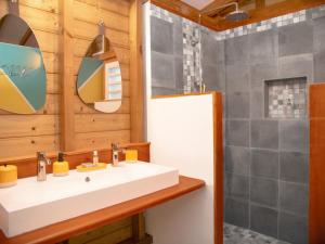 Koupelna v ubytování Bungalows Ti Lodge Martinique - près de la plage avec jacuzzi privé