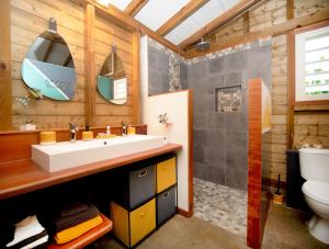 Koupelna v ubytování Bungalows Ti Lodge Martinique - près de la plage avec jacuzzi privé