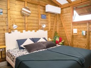 Postel nebo postele na pokoji v ubytování Bungalows Ti Lodge Martinique - près de la plage avec jacuzzi privé