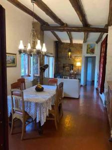 a dining room with a table and chairs in a house at Casa Sacriste/ Familia Ahualli in Yerba Buena