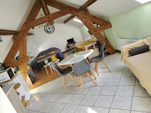 salon ze stołem i krzesłami w obiekcie Studio Ferme de la manufacture w mieście Essigny-le-Grand