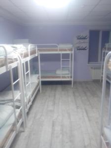 Dviaukštė lova arba lovos apgyvendinimo įstaigoje Женский Hostel Dvor