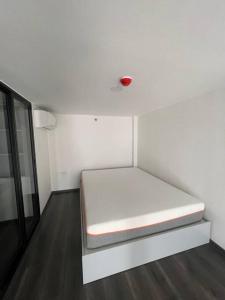a white room with a bed on the floor at Knightbridge Space Ratchayothin in Ban Yang