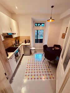 een keuken met een tapijt op de vloer bij Villa Traun in Bad Ischl