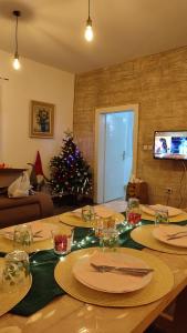 einen Tisch mit einem Weihnachtsbaum im Wohnzimmer in der Unterkunft Kuca na kraju sela in Valjevo