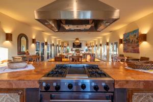 cocina con fogones y sala de estar. en Villa Vida Cabo - Authentic Spacious Ocean View Near Beach & Town, en San José del Cabo