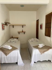 Dos camas en una habitación con toallas. en Casa da Cristina, en Trancoso